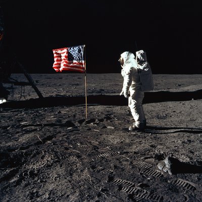 Buzz Aldrin und die US-Flagge auf dem Mond, 1969 von Neil Armstrong