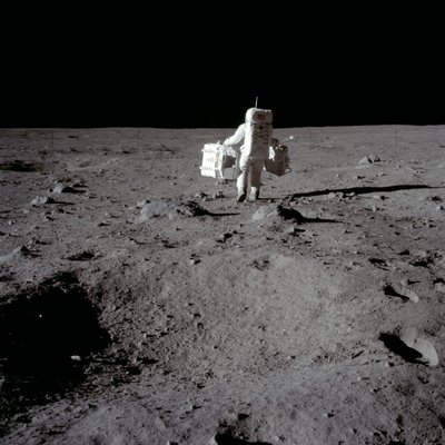 Buzz Aldrin führt ein Experiment auf der Mondoberfläche durch, Apollo II Mission, Juli 1969 von Neil Armstrong