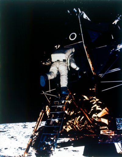Buzz Aldrin steigt aus dem Lunar-Modul, Apollo II Mission, Juli 1969 von Neil Armstrong