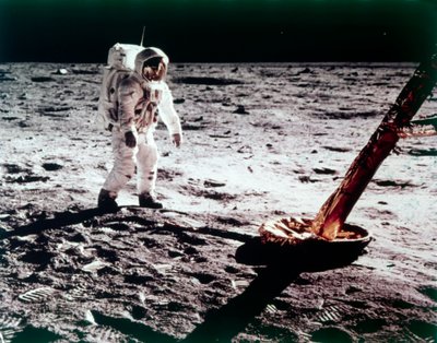 Buzz Aldrin nahe dem Bein des Mondlandemoduls auf dem Mond, Apollo 11 Mission, Juli 1969 von Neil Armstrong
