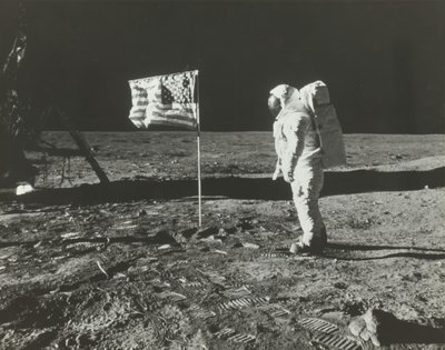 Buzz Aldrin auf dem Mond mit der amerikanischen Flagge, 1969 von Neil Armstrong