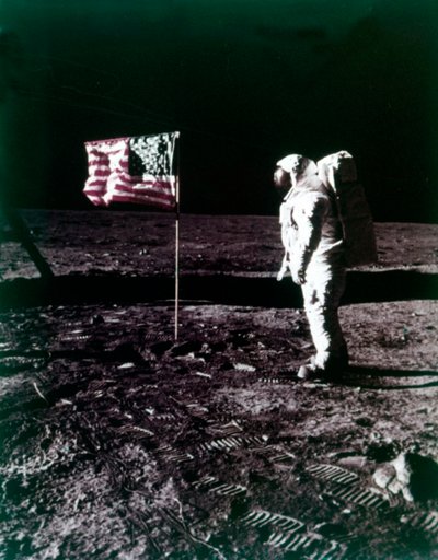 Buzz Aldrin steht neben der amerikanischen Flagge auf der Mondoberfläche, Juli 1969 von Neil Armstrong