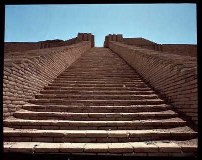 Ansicht der Treppe der rekonstruierten Zikkurat, 2050 v. Chr. von Neo Sumerian