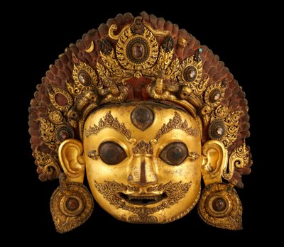 Kopf von Bhairava, ca. 16. Jahrhundert (bemaltes vergoldetes Kupfer und Bergkristall) von Nepalese School