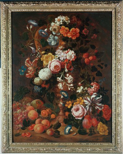 Rosen, Dahlien, Winde, eine Tulpe und andere Blumen in einer skulptierten Urne, mit Trauben, Pflaumen und Pfirsichen in der Nähe von Nicholaes van Verendael