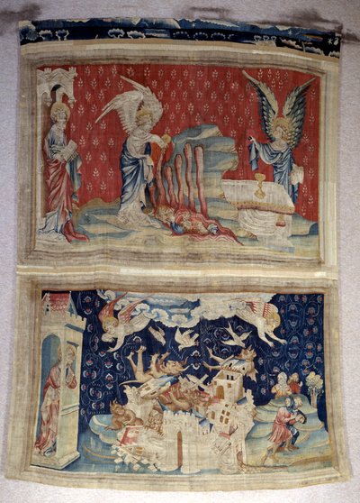 Apokalypse-Wandteppich (1373-1383), Nr. 59: Die zweite und dritte Flasche werden über das Meer und die Gewässer gegossen. Unten, Nr. 66, Babylon wird von Dämonen überfallen. Wandteppich von Nicolas Bataille (1330-1405) von Nicolas Bataille