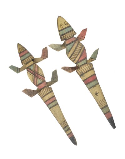 Geschnitzte Holzkrokodilfiguren, dekoriert mit rot, grün und schwarz bemalten geometrischen Mustern, Hausa-Volk, Kano, Nordnigeria von Nigerian Nigerian