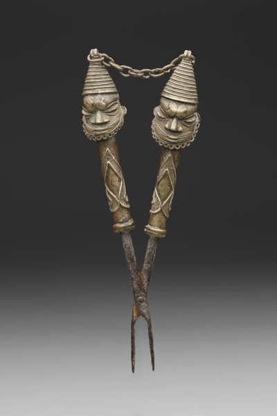 Figurierte Zange für Oshugbo-Gesellschaftsrituale von Nigerian Nigerian