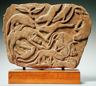 Relief, das Hunde zeigt, die eine Kuh fällen, 4.-5. Jahrhundert von Nubian Nubian
