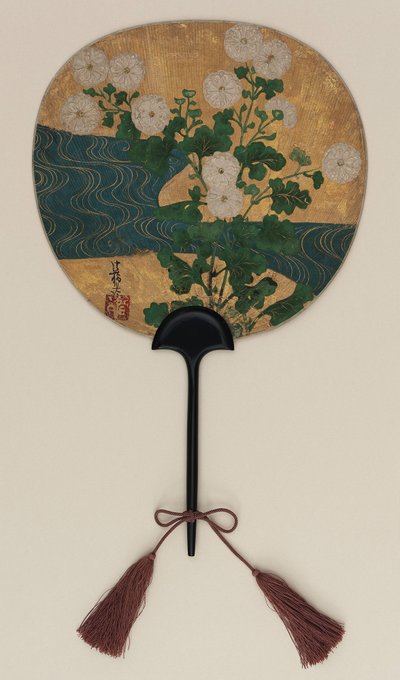 Fächer; auf der einen Seite Narihira und der Pilger; auf der anderen Chrysanthemen und ein Bach, Edo-Periode, spätes 17. - frühes 18. Jahrhundert von Ogata Korin