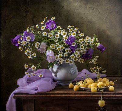Gänseblümchen und gelbe Kirschen von Olga Aleksandrovna