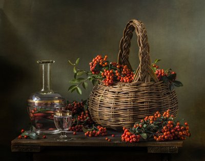 Erntebeeren und Dekanter von Olga Aleksandrovna
