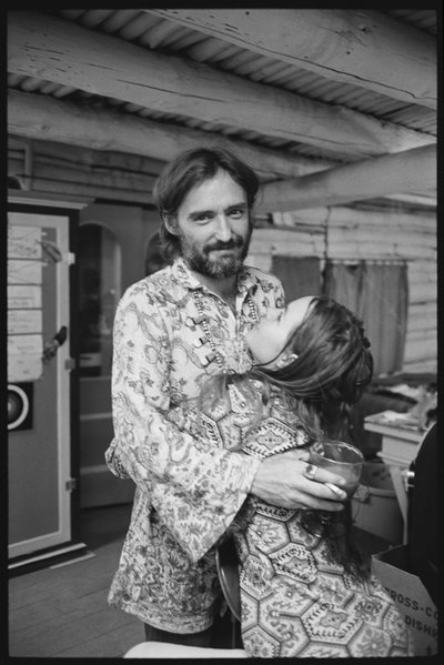 Dennis Hopper und seine Frau Michelle Phillips zu Hause in New Mexico von Orlando Suero