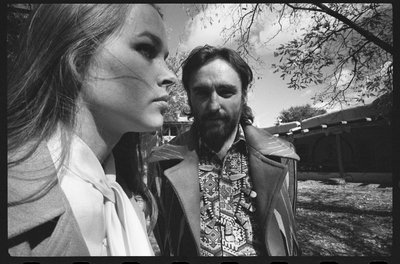 Dennis Hopper und seine Frau Michelle Phillips zu Hause in New Mexico von Orlando Suero
