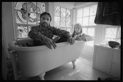 Dennis Hopper und seine Frau Michelle Phillips in einer Badewanne in New Mexico von Orlando Suero