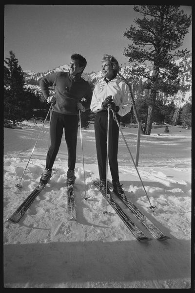 Janet Leigh und Tony Curtis auf Skiern bei den Winterspielen in Squaw Valley, Kalifornien von Orlando Suero