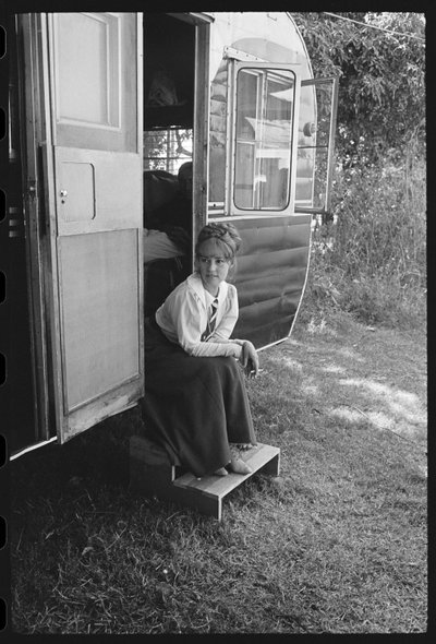 Jeanne Moreau bei ihrem Schauspielerwohnwagen am Set von 