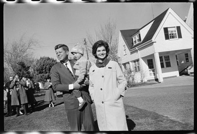 John F. Kennedy mit Jackie Kennedy und Tochter Caroline von Orlando Suero