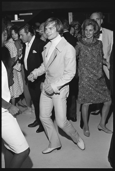 Rudolf Nurejew auf einer Party in Malibu von Orlando Suero