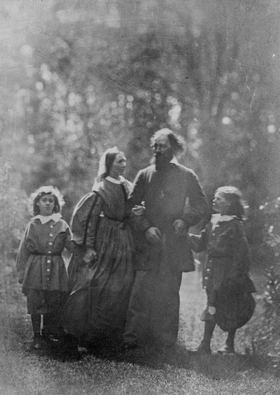 Alfred, Lord Tennyson mit seiner Frau Emily und zwei Söhnen, Hallam und Lionel, ca. 1862 (Albuminabzug) von Oscar Gustav Rejlander