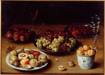 Stillleben mit Obst und Glas. Ein Tisch bedeckt mit Pflaumen, Aprikosen, Pfirsichen, Birnen, Trauben, Himbeeren und einem Glas Rotwein. Gemälde von Osias Beert I, 17. Jahrhundert von Osias the Elder Beert