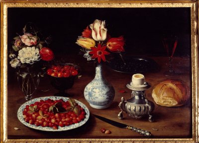 Stillleben mit Blumenvase. Sträuße aus Tulpen und Nelken mit Kirschen, Walderdbeeren, gekochtem Ei (Eierbecher) und Brot. Gemälde von Osias Beert I oder l