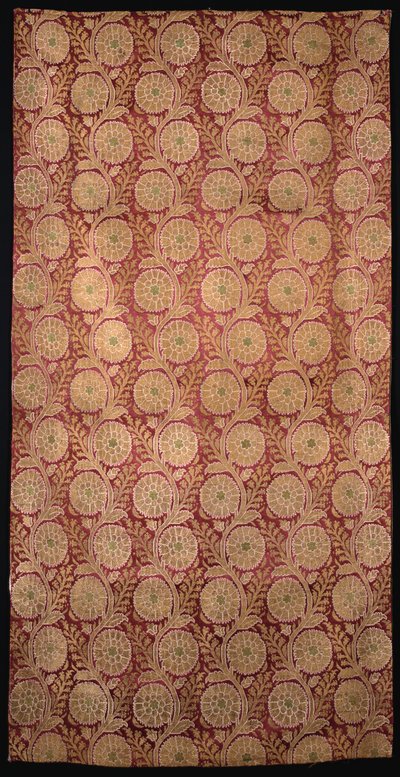 Ein Stück roter Satin mit wellenförmigen Stielen und vergoldeten Blütenköpfen von Ottoman School