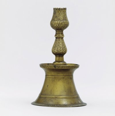 Ein osmanischer Messingkerzenhalter, der Hals mit eingeschnittenen Arabesken, der in die Form einer Tulpe übergeht von Ottoman School