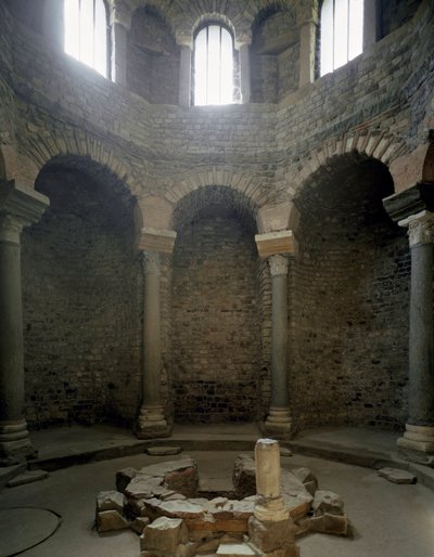 Paläochristliche Kunst: Ansicht des Inneren des Baptisteriums, 5. Jahrhundert. Frejus (Var) von Paleo Christian