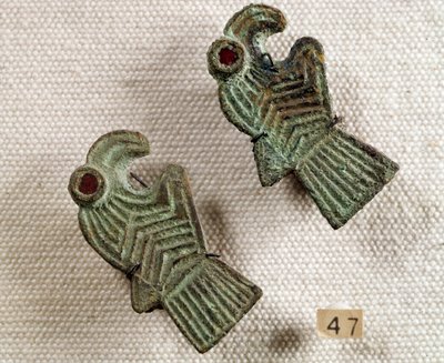 Christliche Antike: bronzene Fibeln mit Granateinlagen in Form von Adlerköpfen. Nationalmuseum für Archäologie, Saint Germain en Laye von Paleo Christian Paleo Christian