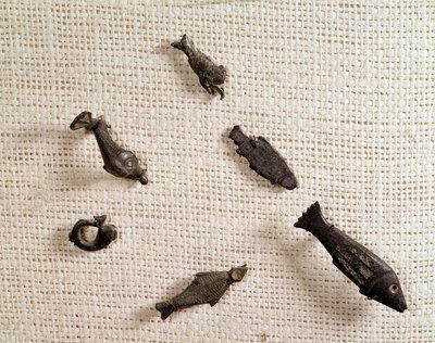 Christliche Antike: Fibeln und Metallschmuck in Fischform. Nationalmuseum für Archäologie, Saint Germain en Laye von Paleo Christian Paleo Christian