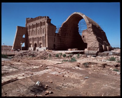 Ansicht des Palastes von Schapur I. und des Bogens von Chosroes von Parthian Parthian