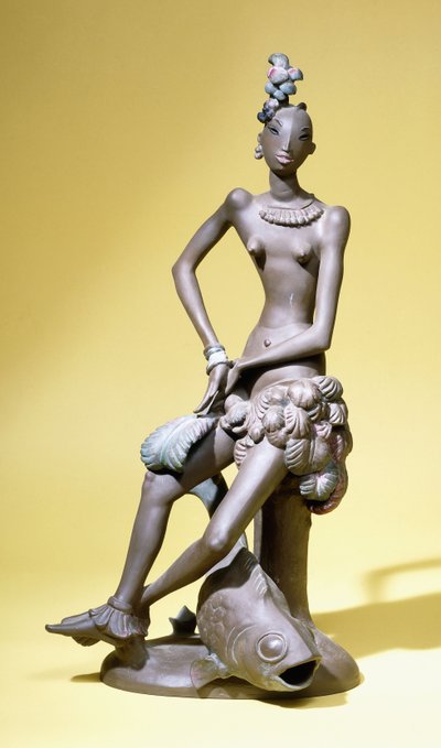 Eine afrikanische Tänzerin, sitzend mit einem großen Fisch zu ihren Füßen, eine Karlsruher Terrakottafigur von Paul Scheurich