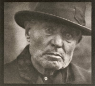 Fotografie - New York [Mann - Five Points Square] von Paul Strand
