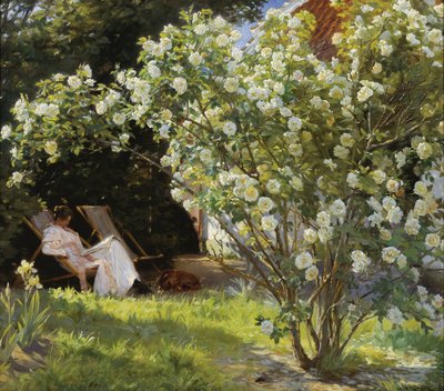Rosen. Marie Krøyer sitzt im Liegestuhl im Garten von Frau Bendsens Haus von Peder Severin Krøyer
