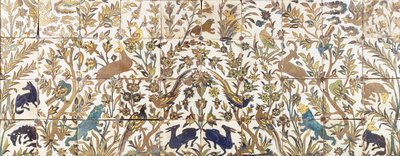 Ein curda seca Fliesenpaneel, bestehend aus vier Reihen von zehn Fliesen, bemalt mit Vegetation, die von Vögeln, Hirschen und Löwen bewohnt wird von Persian School