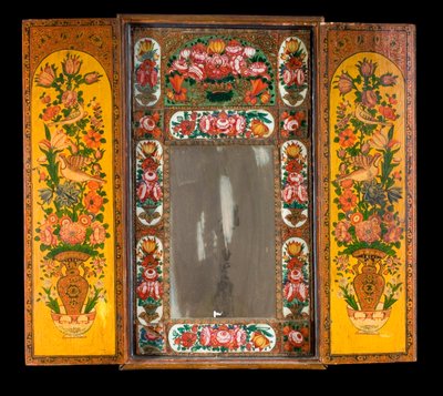Ein großer Qadjar polychrom lackierter Spiegel, mit offenen Türen, die das dekorierte Innere enthüllen von Persian School