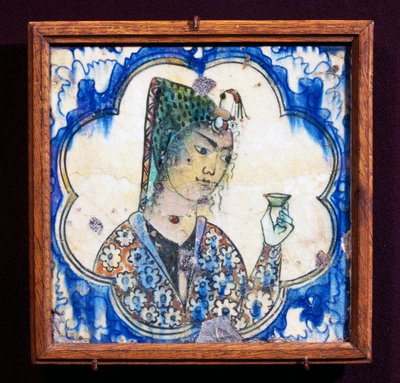 Keramikfliese mit Darstellung einer jungen Frau, die eine Vase hält, persische Zivilisation von Persian School