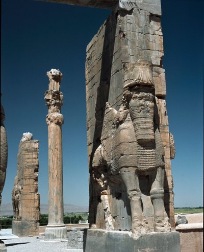 Säule mit geflügelter und bärtiger Kreatur, 6. Jahrhundert v. Chr. von Persian School
