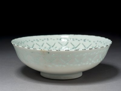 Gombroon Schale, Iran, Safawiden-Periode (Steinpaste mit durchbrochener Dekoration und schwarzer Unterglasur) von Persian School