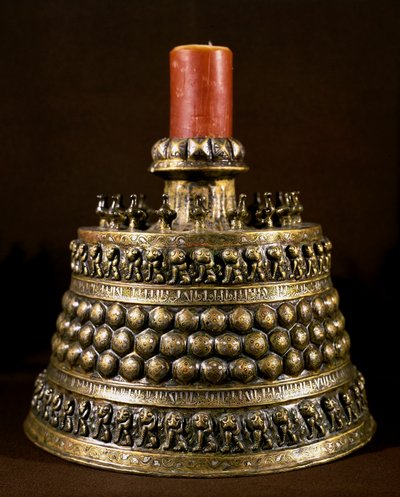 Islamische Kunst: Bronzekerzenhalter mit Silbereinlagen. Persische Kunst des 12. Jahrhunderts. Kairo, Museum für Islamische Kunst von Persian School