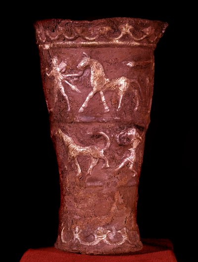 Persische Kunst: Silberbecher mit Gold eingelegt aus Hassanlu, 9. Jahrhundert v. Chr. Kampfszenen oben und Jagdszenen unten. Teheran, Archäologisches Museum von Persian School