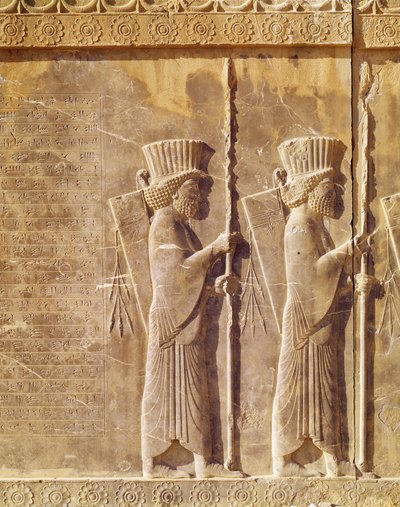 Relief, das zwei Bogenschützen und eine altpersische Inschrift zeigt, von der Treppe des Palastes von Darius, Achämenidenzeit, 6.-5. Jahrhundert v. Chr. von Persian School