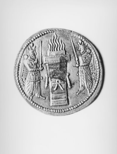 Rückseite einer Münze von Shapur II. (310-79), die einen Opferaltar darstellt, Sassaniden (Silber) von Persian School
