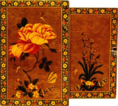 Die Vorder- und Rückseite eines Spiegelgehäuses, bemalt mit einer Hyazinthe und einer Rose, 17. Jahrhundert von Persian School
