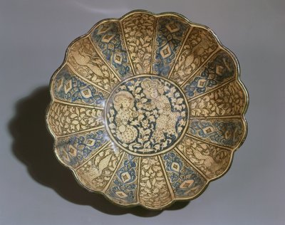 Weiße Irdenware-Schale bemalt mit Unterglasur in Schwarz und Blau mit Figuren von Mongolen von Persian School