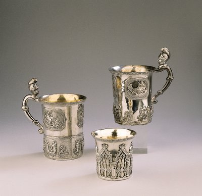 Zwei Tassen, 1830 und 1795, und ein Becher von Peter Andreas Moller