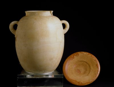 Phönizische Zivilisation: Alabasterurne und Tonplatte von der Stätte Laurita. 7. Jahrhundert v. Chr. Museo Arqueológico, Granada, Spanien von Phoenician