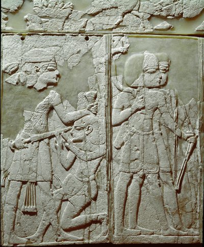 Phönizische Zivilisation: Bettverzierung mit einem niedrigen Elfenbeinrelief, das einen König darstellt, der einen Feind bedroht. Vom Fundort Ugarit, antike syrische Stadt auf dem Tell de Ras Shamra. 14. Jahrhundert v. Chr. Höhe 24 cm. Damaskus, Nationales von Phoenician