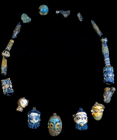 Halskette aus Glas mit Anhängern, die bärtige Köpfe darstellen, ursprünglich aus Olbia, jetzt im Nationalen Archäologischen Museum von Cagliari aufbewahrt von Phoenician Phoenician